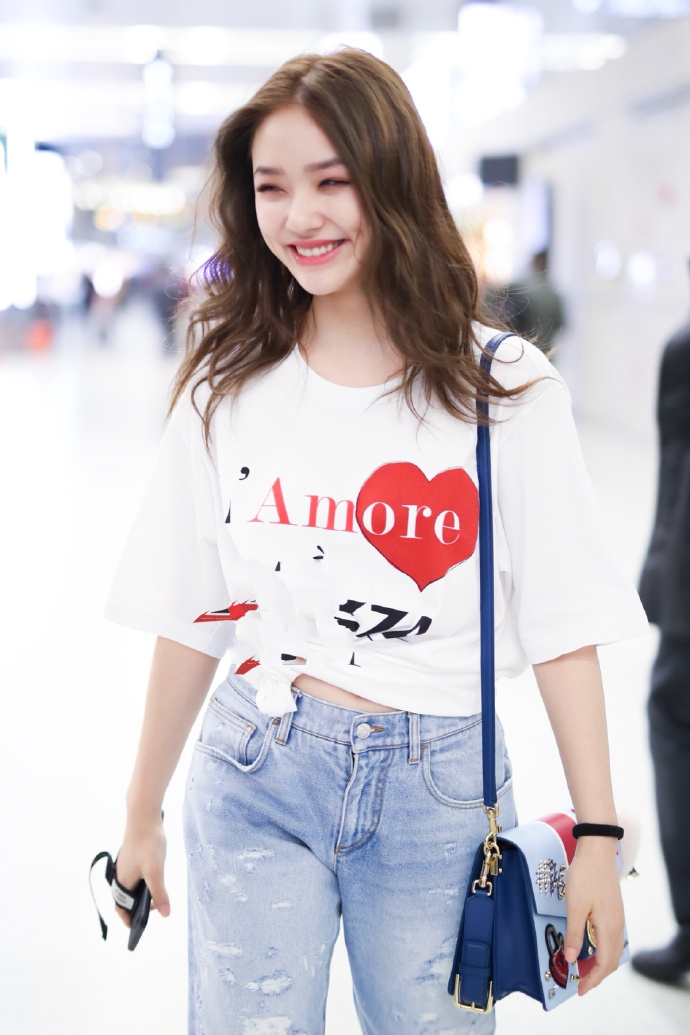 林允也太敢穿了,T恤配牛仔裤,这是在过夏天吗