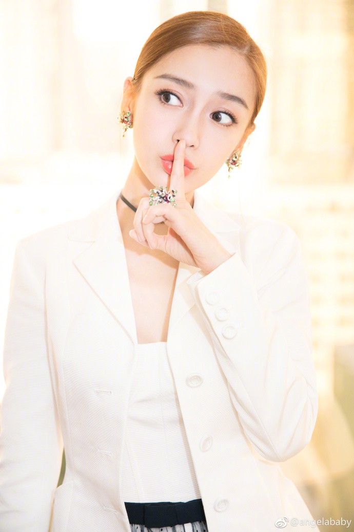 Angelababy晒最新时尚大片 纱透长裙让长腿吸