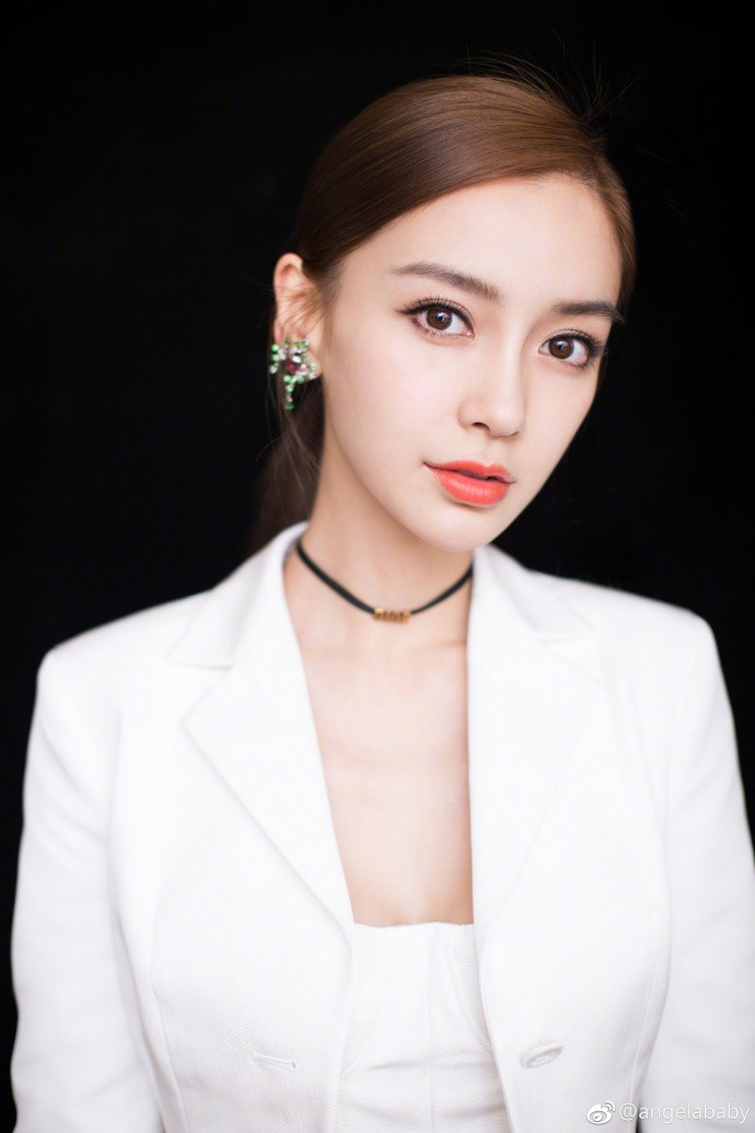 Angelababy晒最新时尚大片 纱透长裙让长腿吸