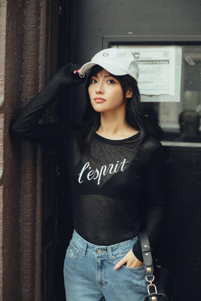 张嘉倪街拍,透明衬衫搭配破洞裤,网友盯着Bra