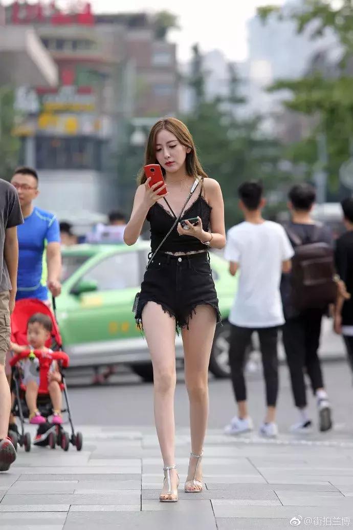 街拍: 颜值超高的性感小姐姐, 短裤这么穿, 腿长一米八不是梦