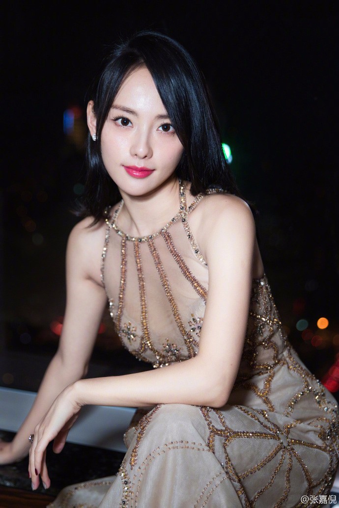 张嘉倪晒活动美照,镶金边肉色长裙性感撩爆_新浪看点
