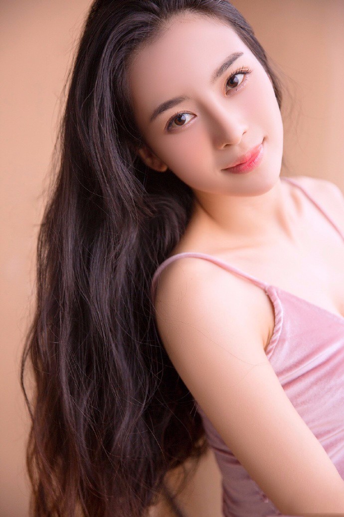 阳台上的长发美女,明星脸,太美了