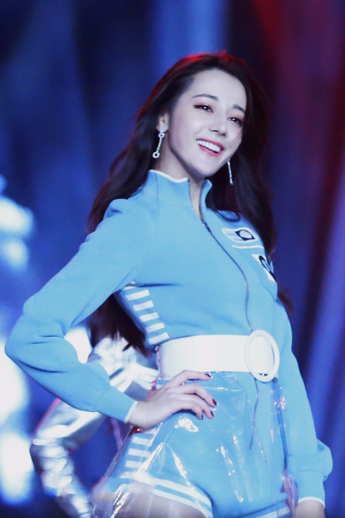 迪丽热巴穿蓝色套装跳舞笑容甜美白到发光,网