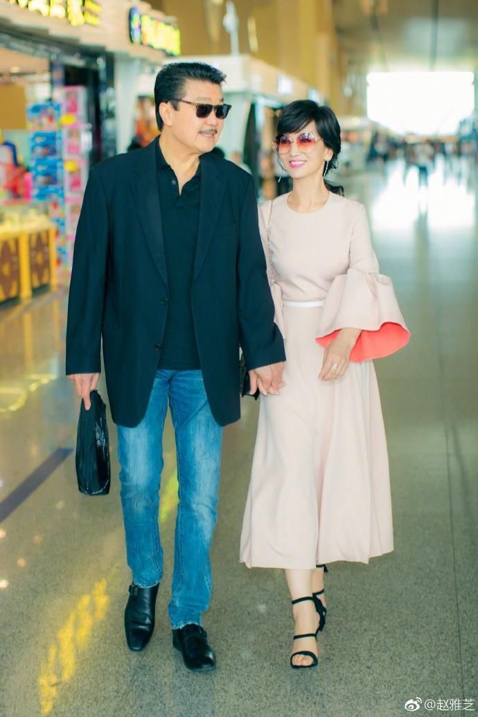 叶童赵雅芝各自与丈夫牵手,54岁许仙和63岁白