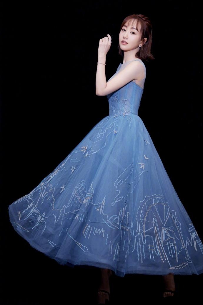 在这一身蓝色礼服当中,同样也提升了她的颜值,还很有减龄效果~杨蓉真
