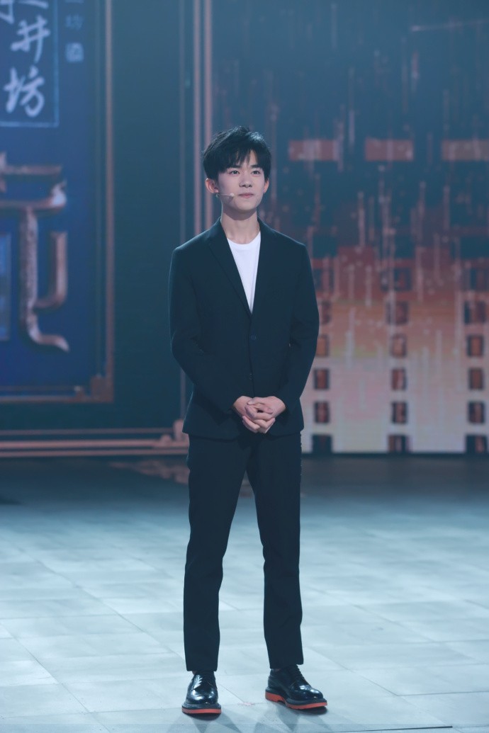 易烊千玺手抄铭文亮相 究竟他的书法造诣如何