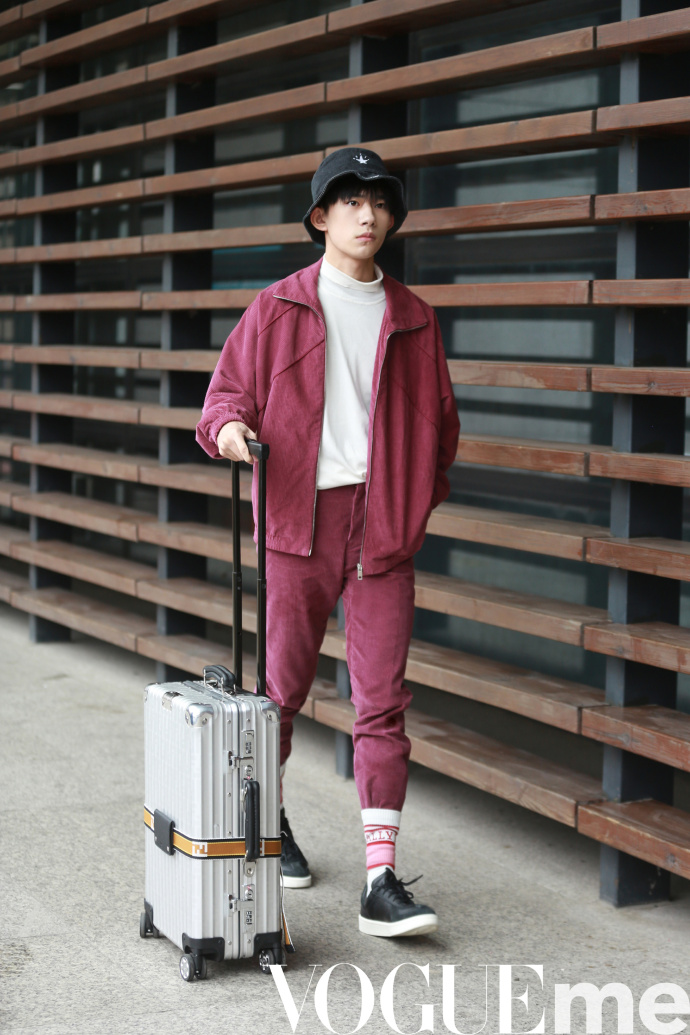 易烊千玺抵达美国参加格莱美,17岁的他凭什么