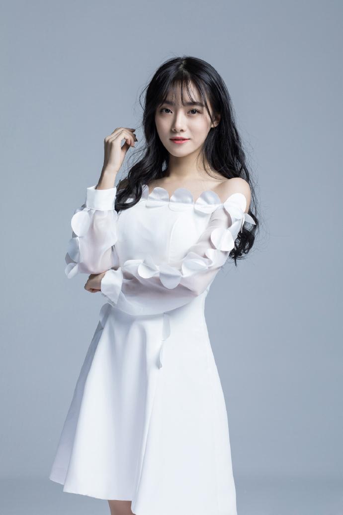 lpl三大幕后美女定妆照出炉, 网友纷纷为其打分, 余霜