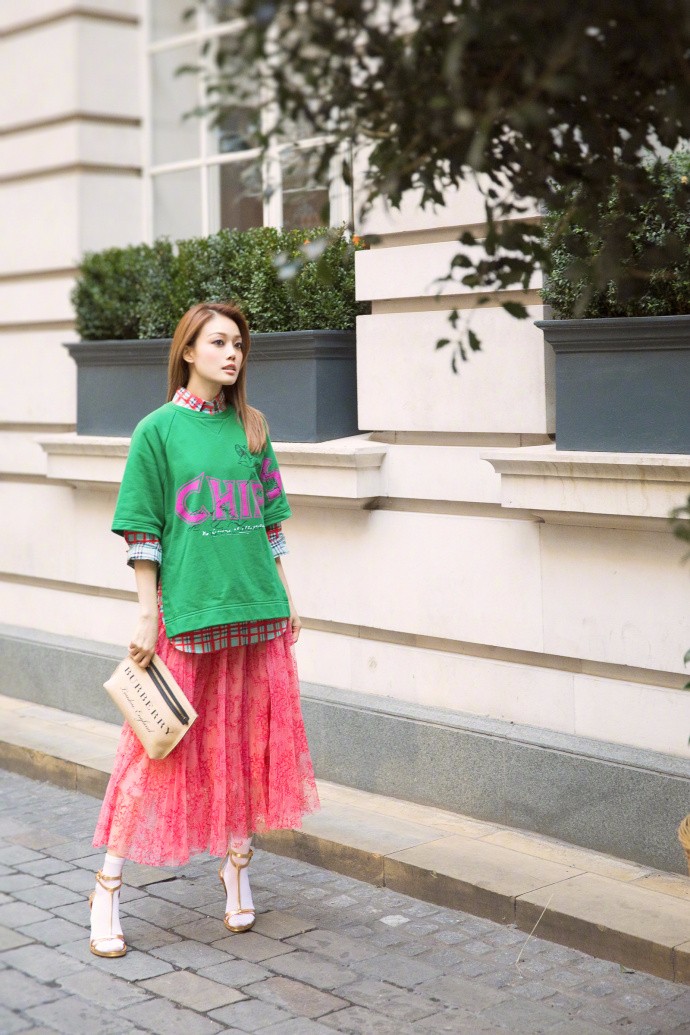 容祖儿红配绿现身伦敦时装周,叠穿混搭春意盎