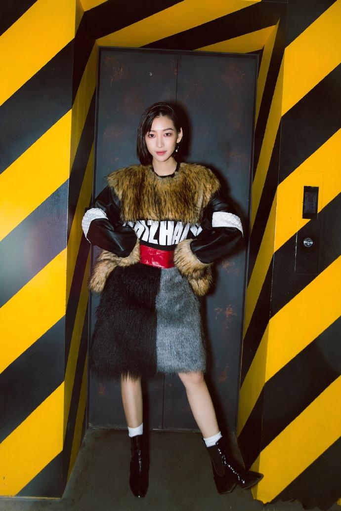 温雅胆真大, 开叉裙开到大腿根, 网友: 胯比肩宽