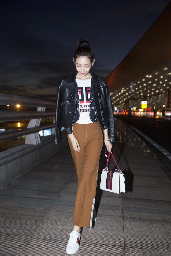 温雅胆真大, 开叉裙开到大腿根, 网友: 胯比肩宽