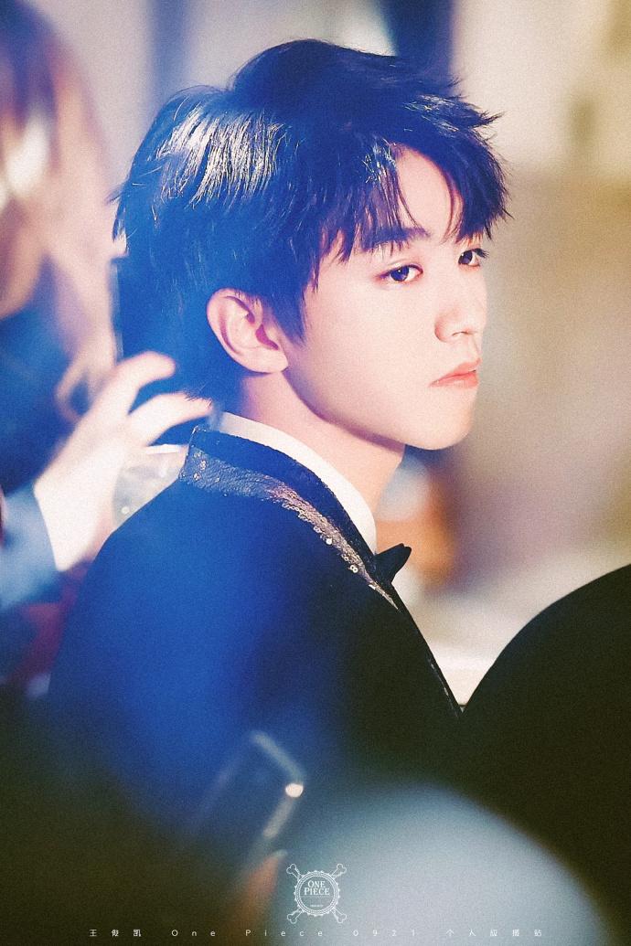 王俊凯米兰时装周看秀侧颜照精致完美, 网友: 图