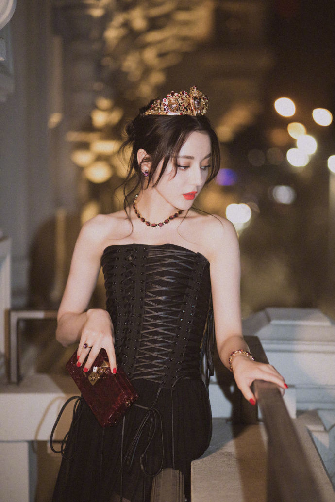 迪丽热巴现身秀场 戴皇冠美艳动人