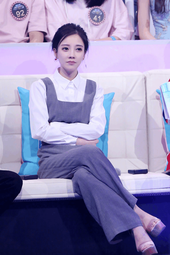 冯提莫骑单车受伤骨折, 粉丝却被提莫的脚吸引