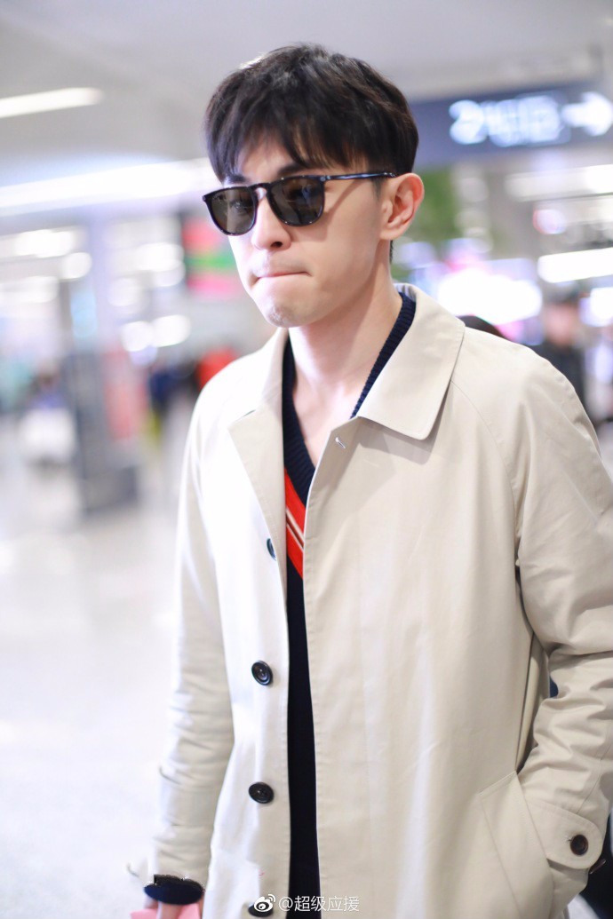 邓伦戴墨镜穿风衣现身机场皮肤白皙帅气十足,