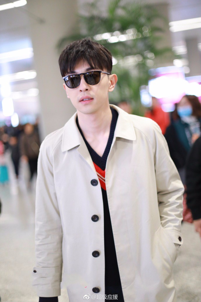 邓伦戴墨镜穿风衣现身机场皮肤白皙帅气十足,