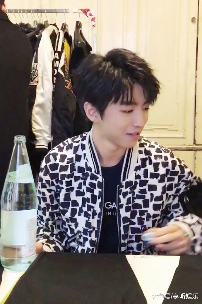 王俊凯撅起小嘴喝水, 喝完还打嗝吐舌头, 超萌