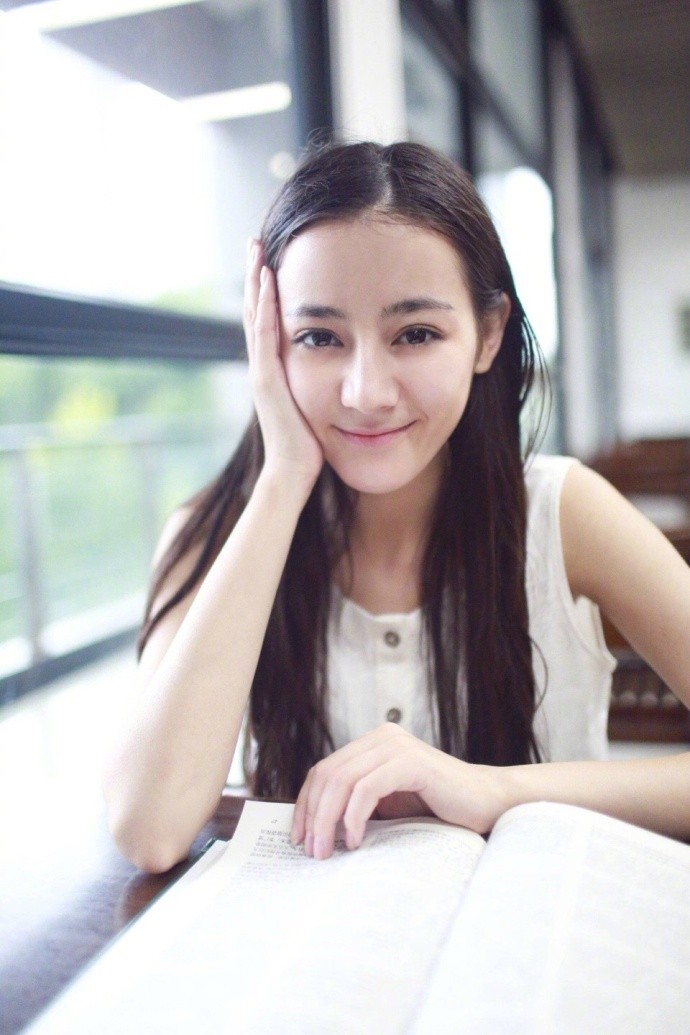 迪丽热巴一组清新校园写真,完美素颜,颜值