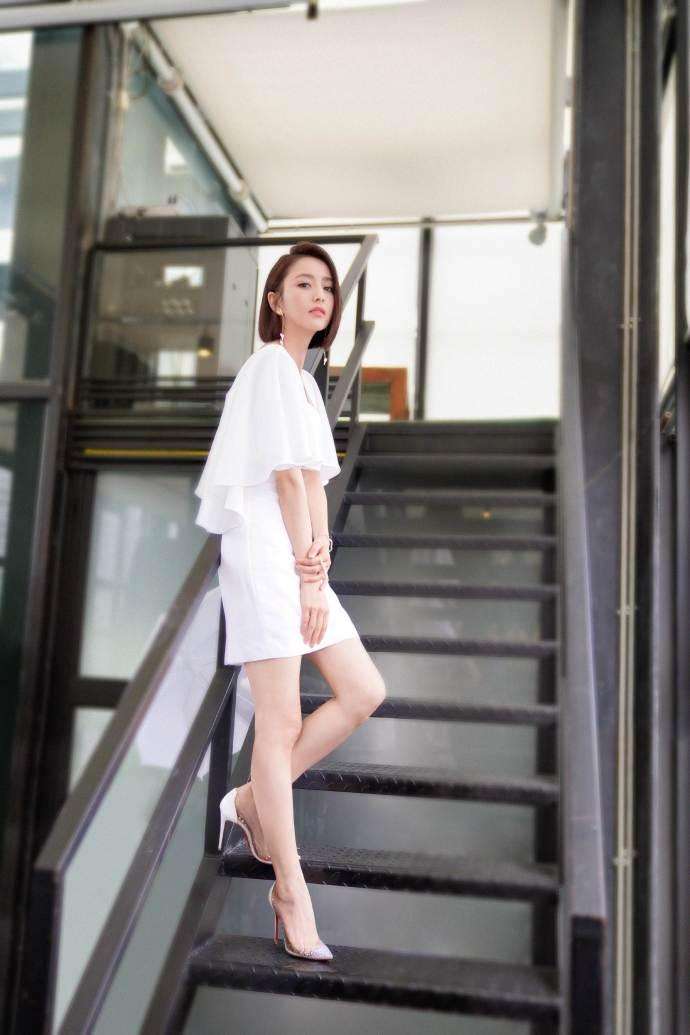 佟丽娅出席活动,穿晚礼服上围美腿遮不住,网友:身材好