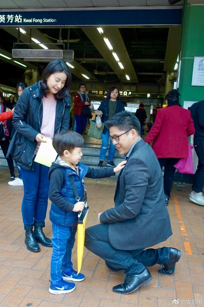 肉沙发让儿女坐遭嘲讽 港媒批她生二胎爆肥变