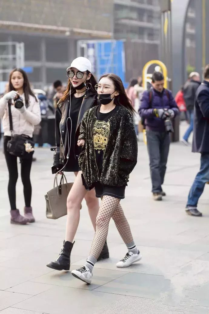 街拍: 渔网袜难驾驭? 年轻女孩金光闪闪, 穿出休闲时尚感