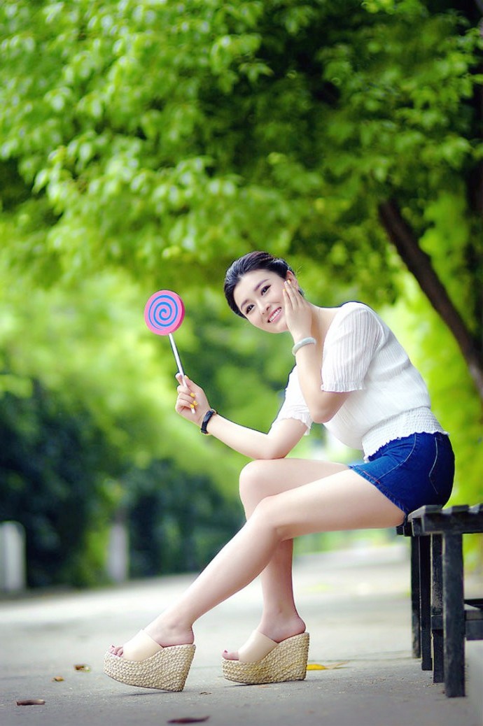 行走在公园里一个清新靓丽的美女姑娘_新浪看点