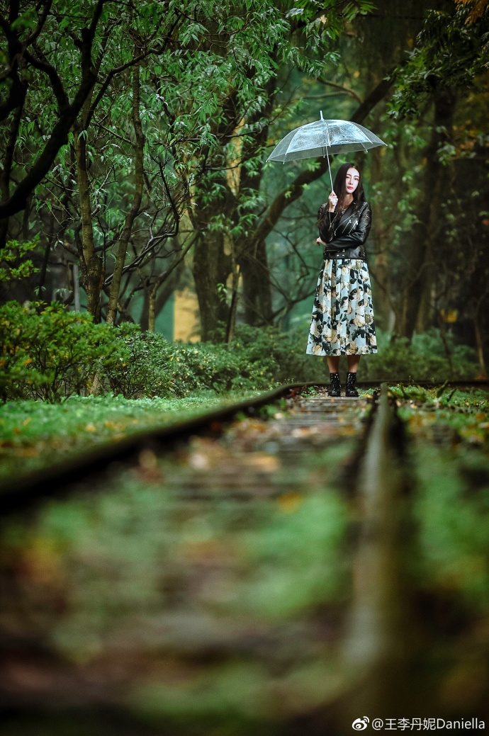 王李丹妮雨中撑伞一抹红唇好迷人长卷发飞起惊艳无比