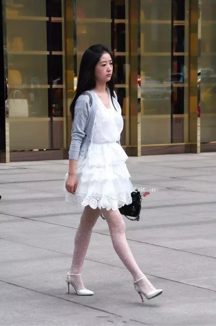 街拍: 公主裙的小美女, 这款丝袜你觉得怎么样?