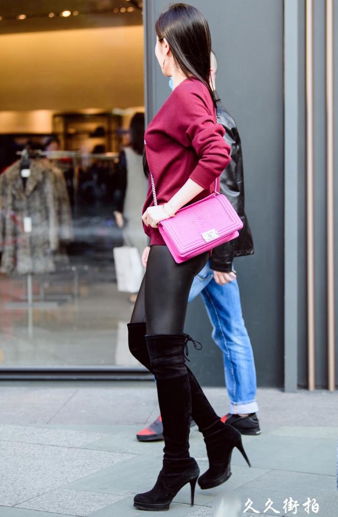 路人街拍: 皮裤搭配长靴, 秀出一米二的筷子腿