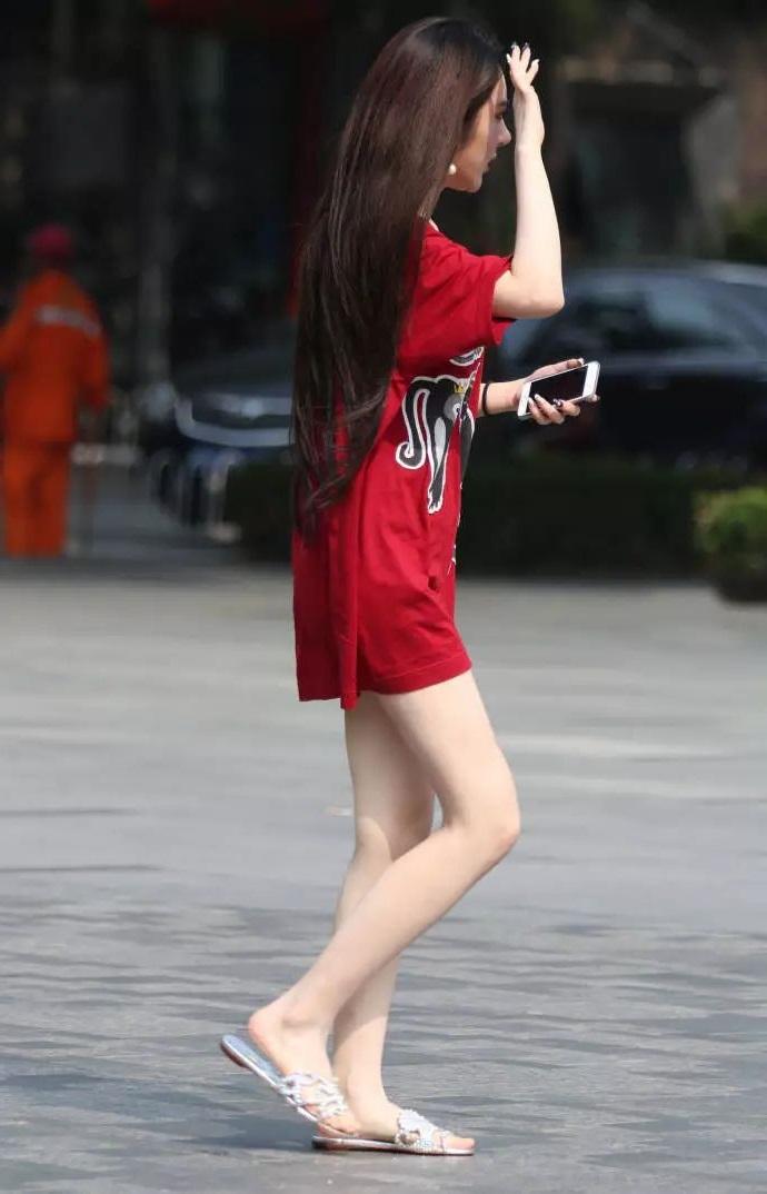 长长的t恤直接当裙子穿,露出一双白嫩的美腿,十分诱人,很赞.