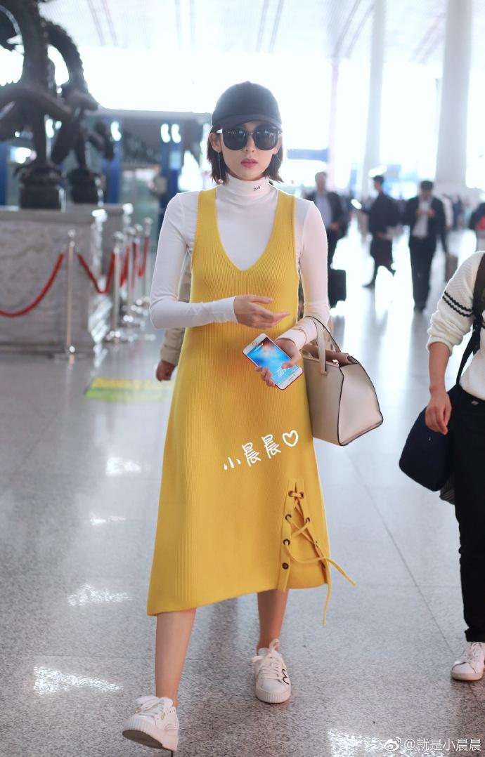 古力娜扎身穿针织裙搭配衬衫, 秀傲人胸脯, 网友