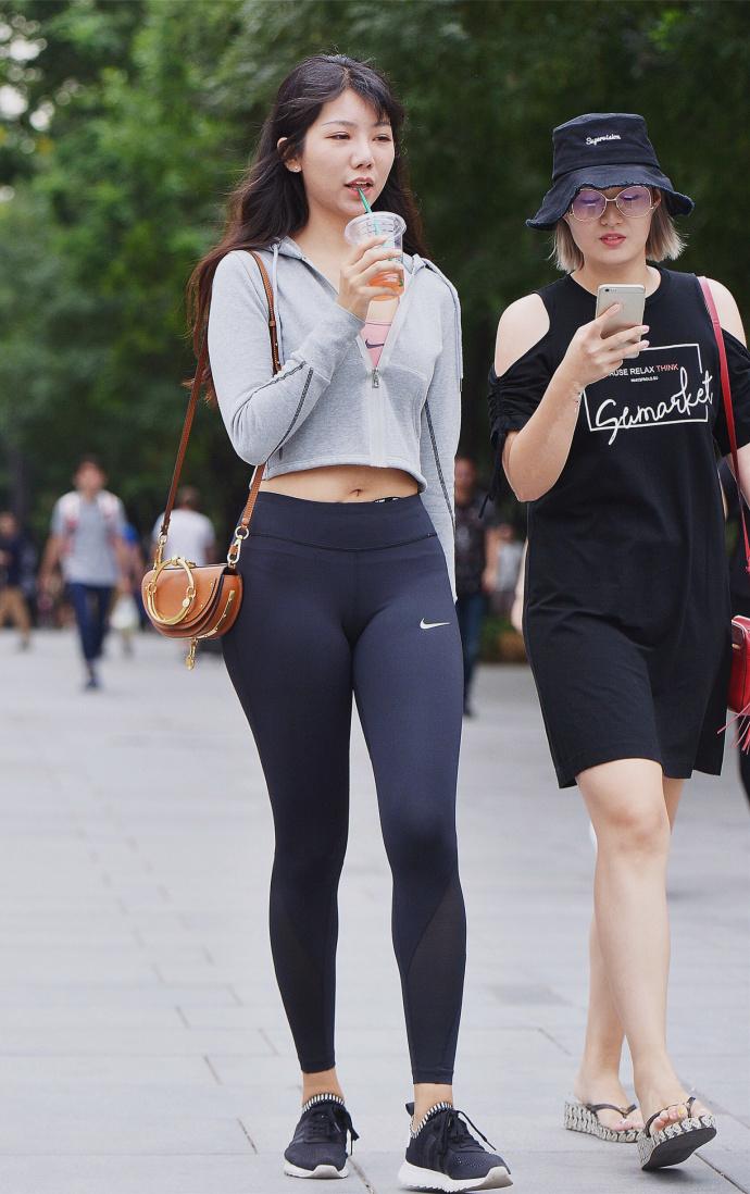 灰色运动外套紧身运动裤小姐姐