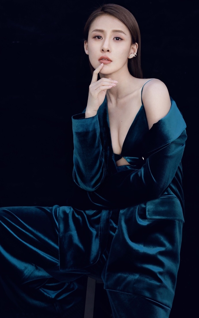 为了更出名贾青真的豁出去了，这条露臀线牛仔裤是要火的节奏?