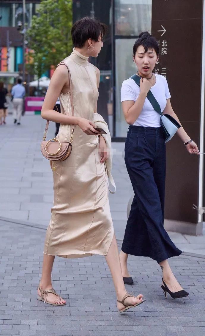 街拍:酷美酷美的短发姐姐,这服装真是代表着女性自由