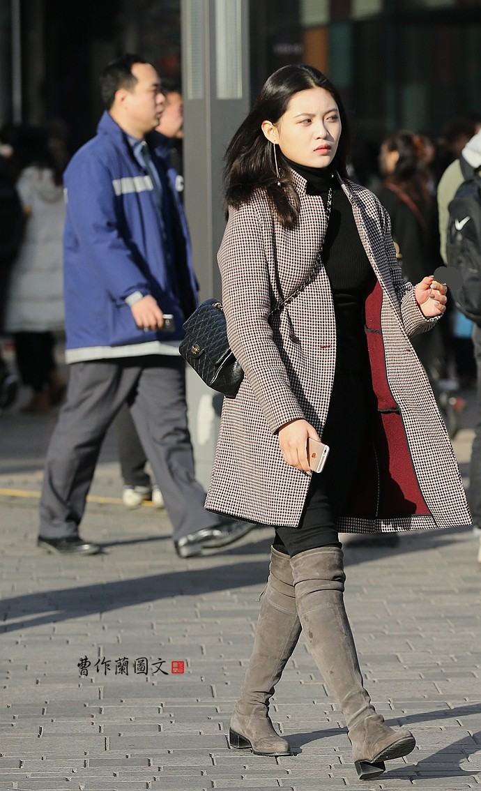 街拍：高靴美女，十个有八个露大腿