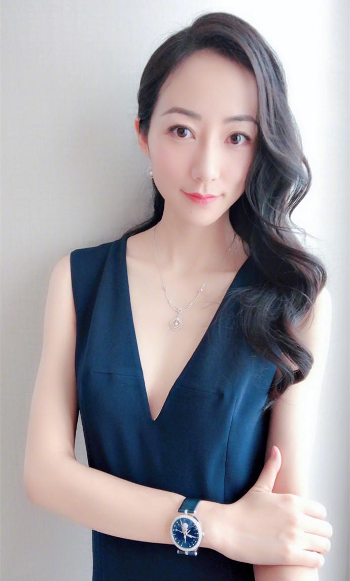 韩雪深v连体裤穿出时尚新高度,网友:我就想知道女神上厕所咋办