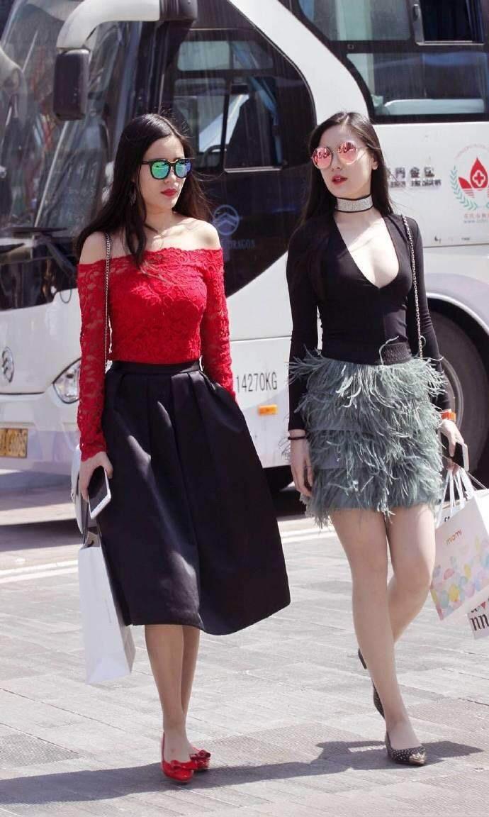 街拍: 真空上街的白皙小姐姐, 短裙和紧身t恤很搭