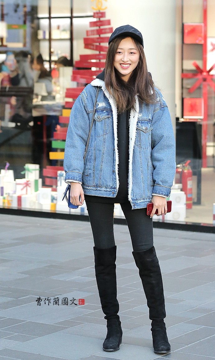 街拍：高靴美女，十个有八个露大腿