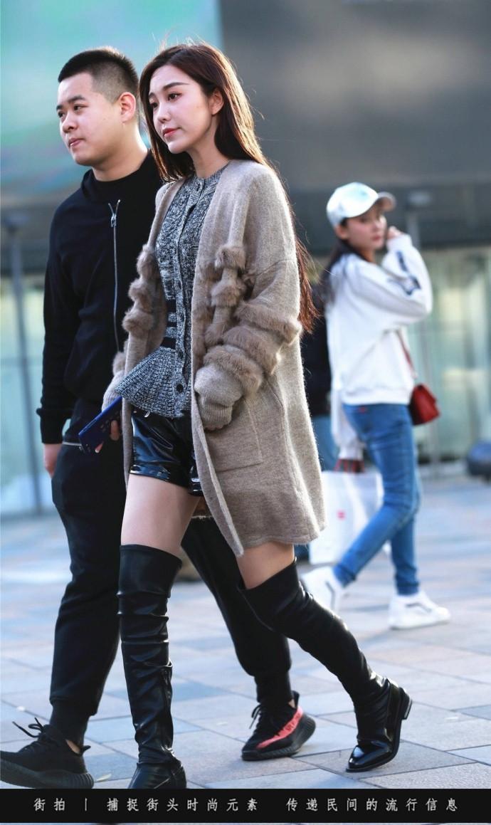 街拍:黑丝袜配过膝长靴真的很性感