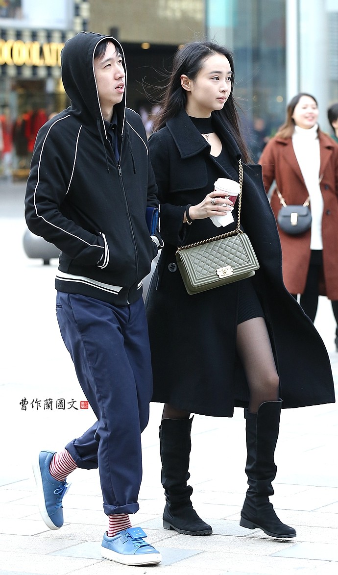 街拍：昨天是最寒天，美女依然超薄黑丝