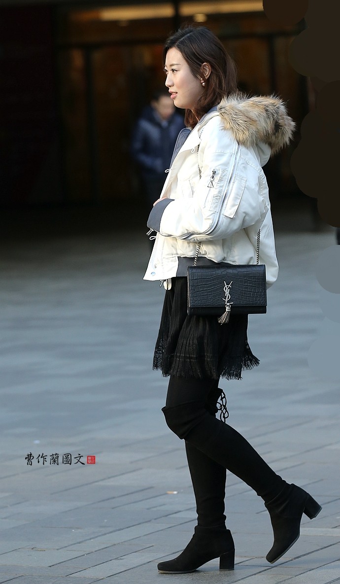 街拍：高靴美女，十个有八个露大腿