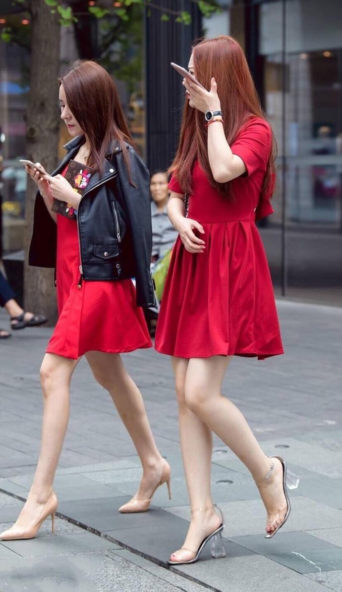 街拍两个穿超短包臀裙的网红美女，性感身材美艳街头