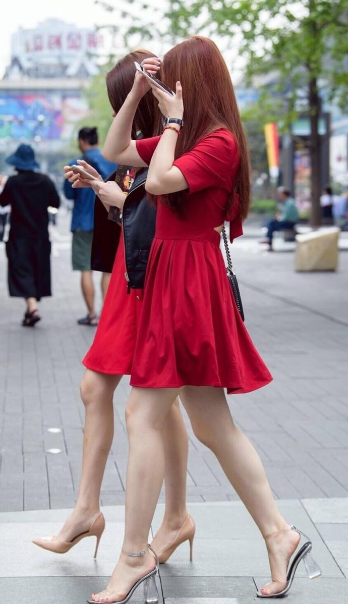 街拍美女穿超短包臀裙的网红两个,性感身材性感街头蒙族姑娘美艳图片