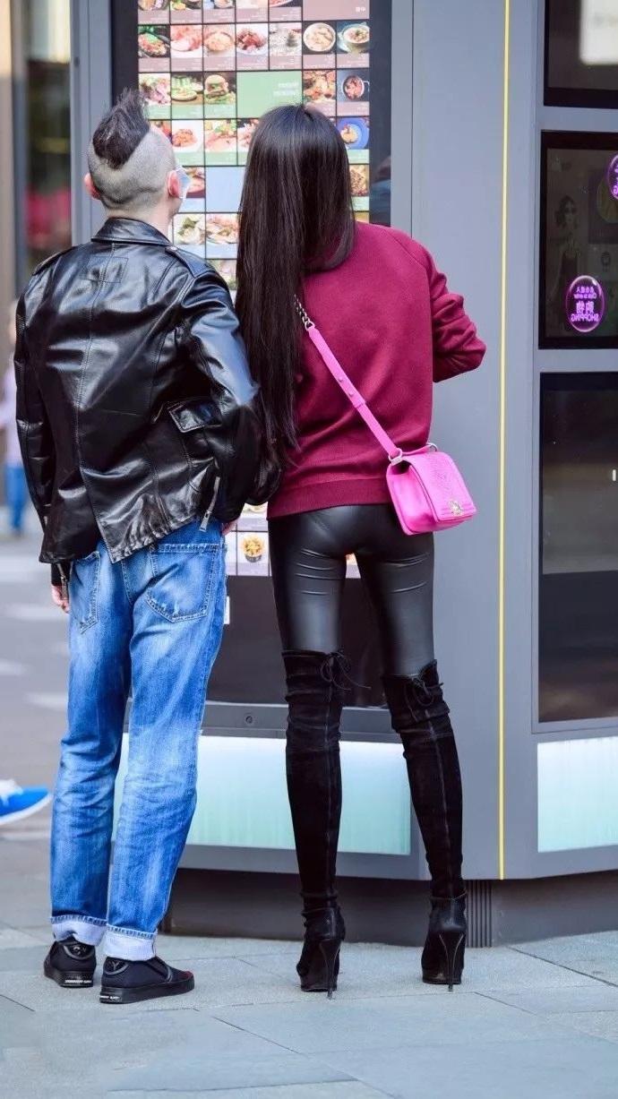 路人街拍 穿紧身皮裤的高挑妹子 小姐姐这身高比老公还高一点