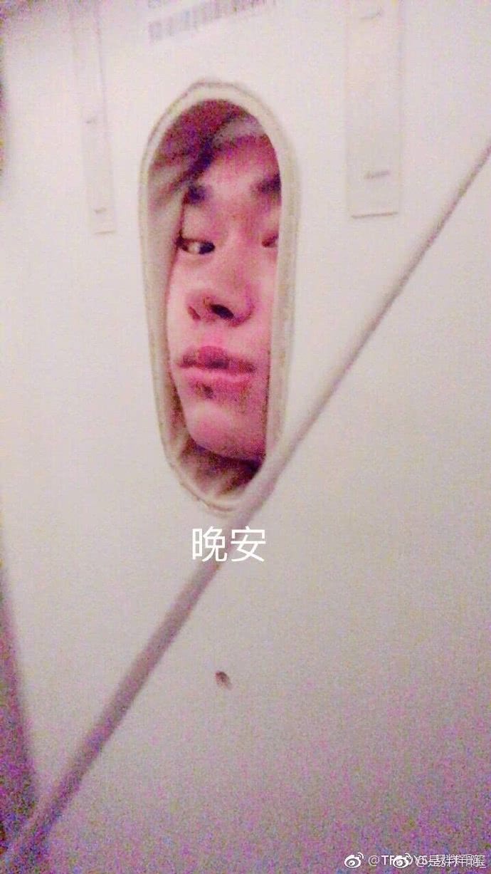 易烊千玺连着更新两天的ins、微博,而且还露脸