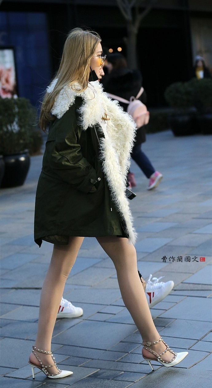 街拍：美女穿超薄丝袜加高跟凉鞋，恍如夏天