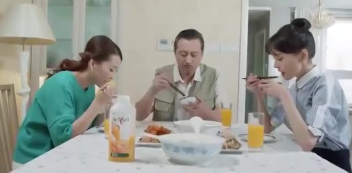 郑爽正和爸妈吃饭，想杨洋想的忍不住笑出来，吓傻了爸妈！
