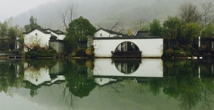 诗意江南有着黛瓦白墙,微风细雨