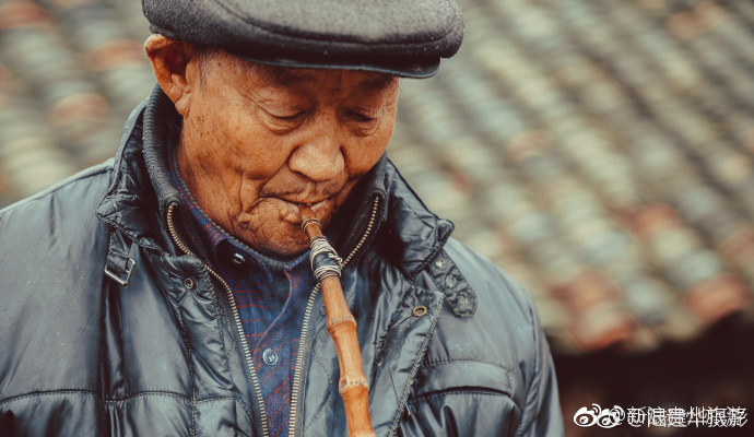 吸水烟的老人